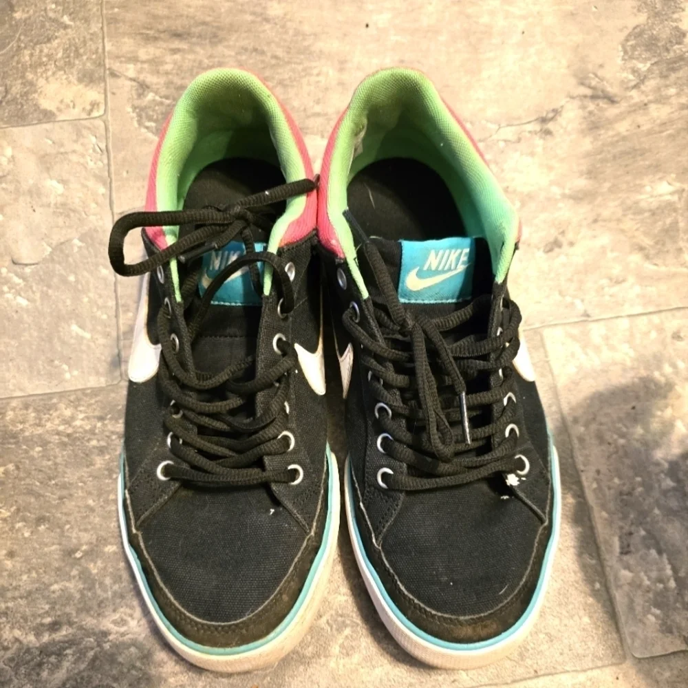 Nike Shoes - Picture 2 of 4